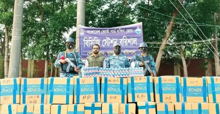  বরিশাল নগরী থেকে মজুতকৃত নকল সিগারেট জব্দ 